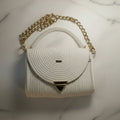 Clutch Media Luna Blanca con Cadena dorada  asa de perla y cierre metálico dorado.