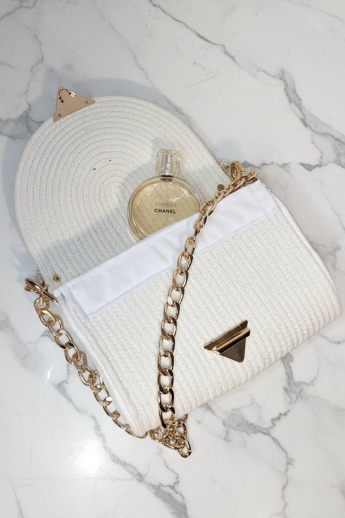 Clutch Media Luna Blanca con Cadena dorada asa de perla y cierre metálico dorado.