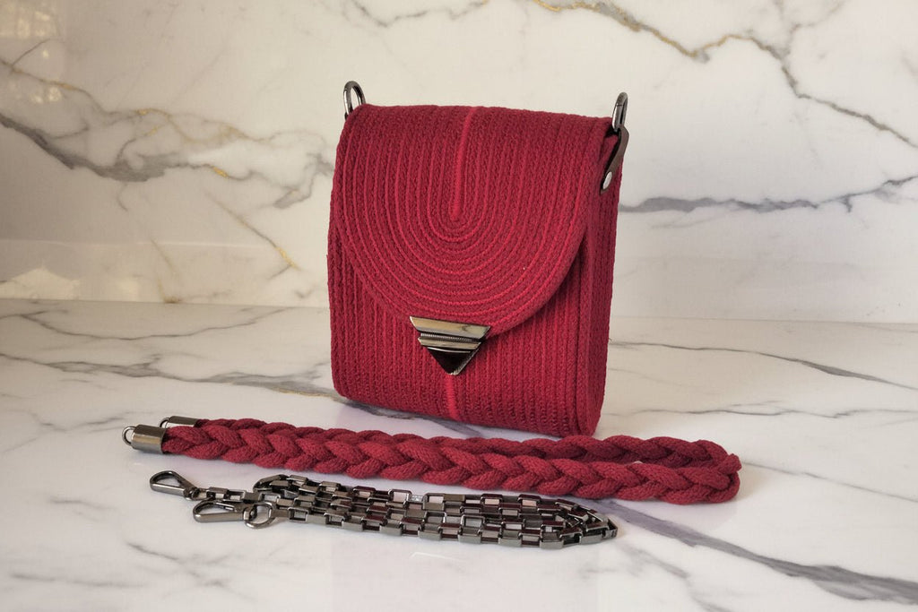 Mini Bolso Rubí artesanal de cuerda de algodón con correa trenzada y correa metálica.