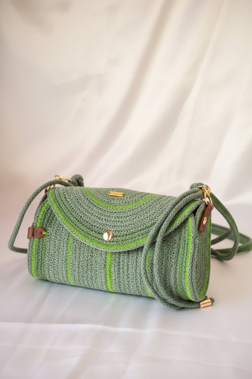 Aura Verde 💚🍃 | Bolso artesanal hecho a mano color verde redondeado  asa ajustable  detalles dorado