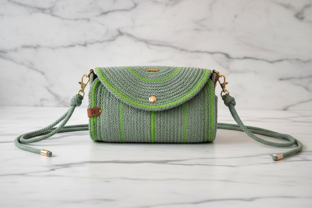 Aura Verde 💚🍃 | Bolso artesanal hecho a mano de cuerda de algodón verde con solapa redondeada detalles dorados y asa lara ajustable