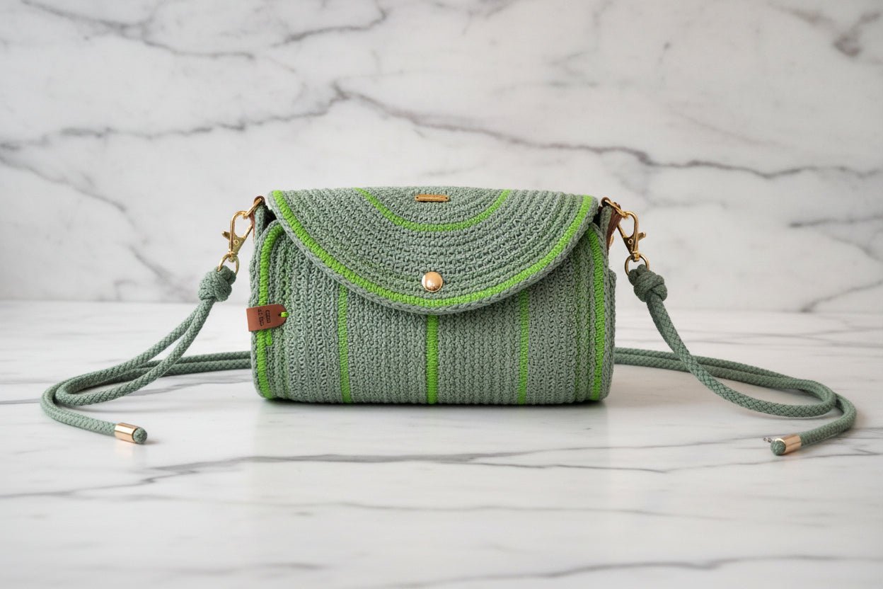 Aura Verde 💚🍃 | Bolso artesanal hecho a mano de cuerda de algodón verde con solapa redondeada detalles dorados y asa lara ajustable