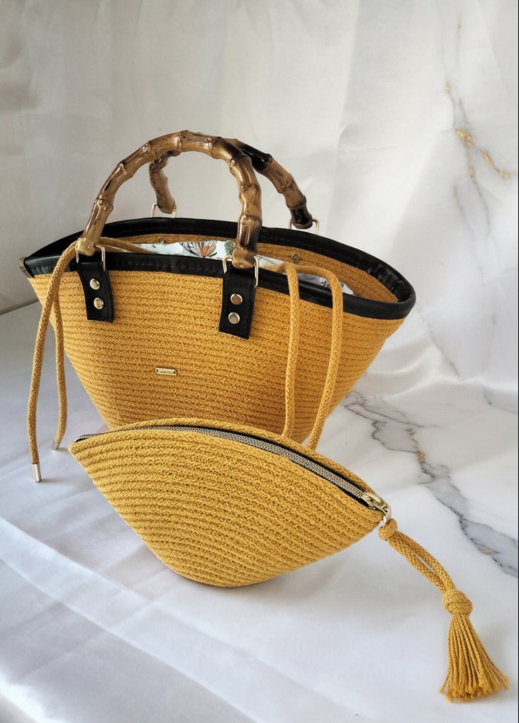 Bolso Ámbar  artesanal de cuerda de algodón con asas de bambú y neceser a juego.