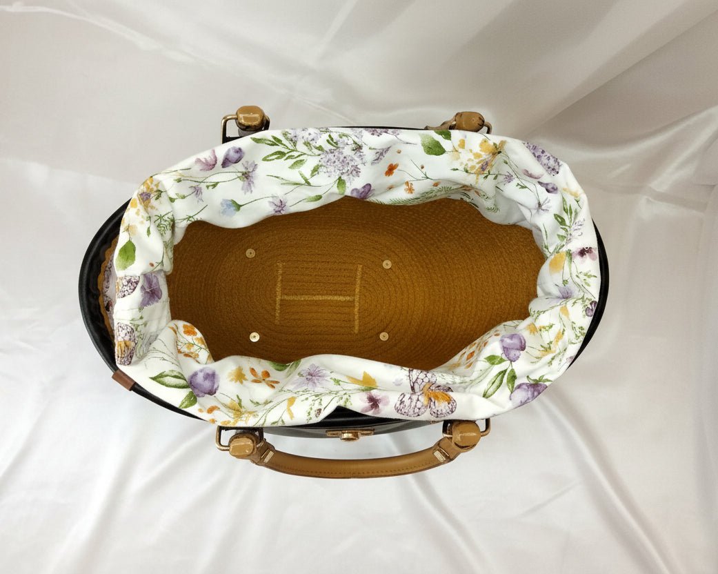  Interior del Bolso Ámbar  artesanal de cuerda de algodón con asas de bambú con forro floral .