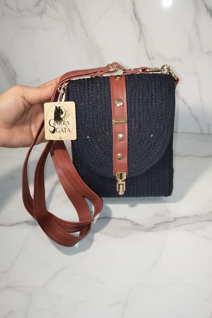 Bolso Ébano negro artesanal con lentejuelas y detalles de cuero sintético.