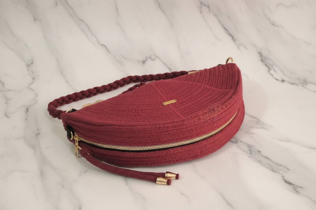 Bolso Luna Roja Burdeos artesanal cuerda de algodón rígida cierre de cremallera y detalle dorado con asa trenzada.