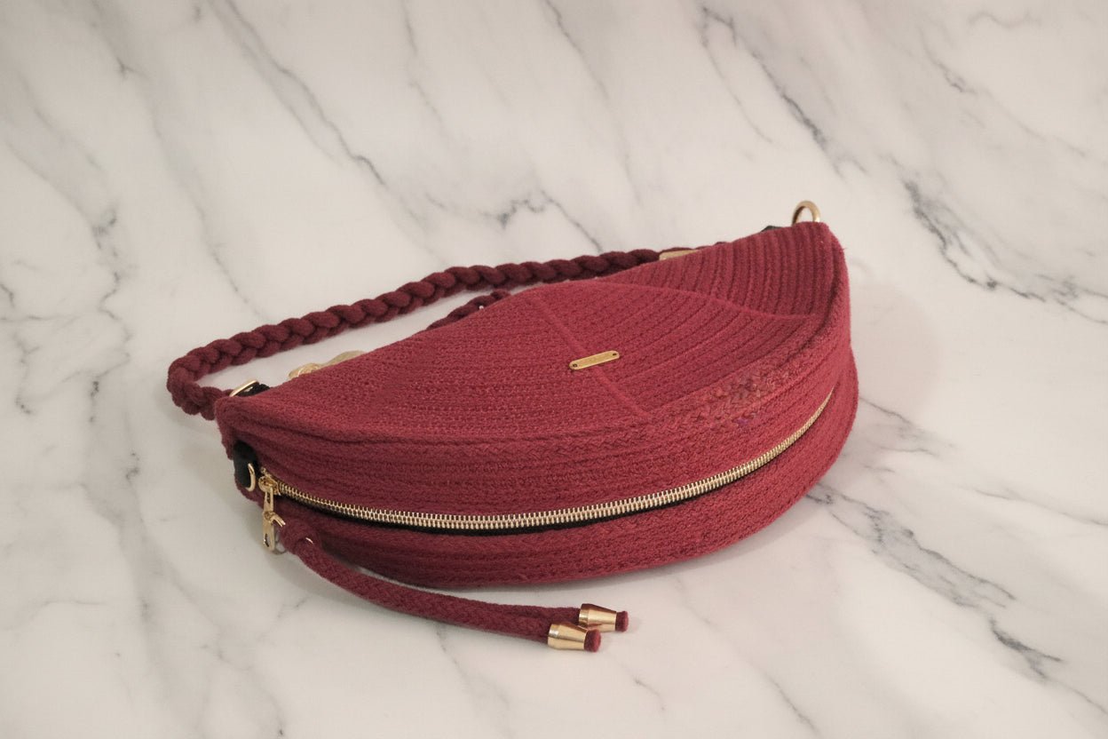 Bolso Luna Roja Burdeos artesanal cuerda de algodón rígida cierre de cremallera y detalle dorado con asa trenzada.