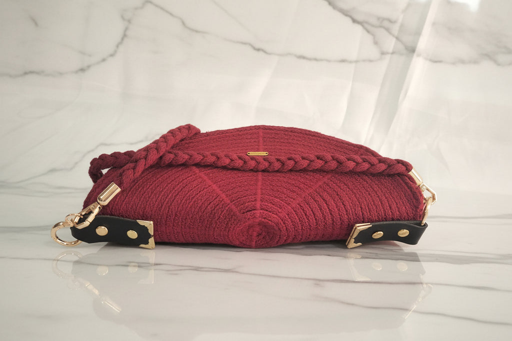 Bolso Luna Roja Burdeos de asa trenzada y detalle dorado 