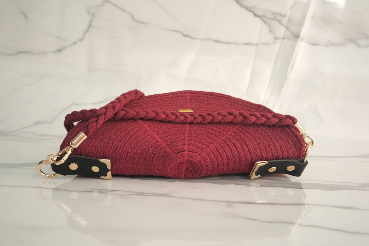 Bolso Luna Roja Burdeos de asa trenzada y detalle dorado 