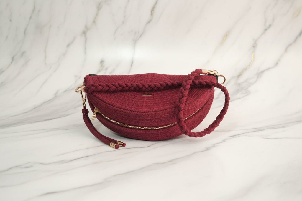 Bolso Luna Roja Burdeos - cuerda de algodón asa trenzada con cierre de cremallera y detalle dorado.