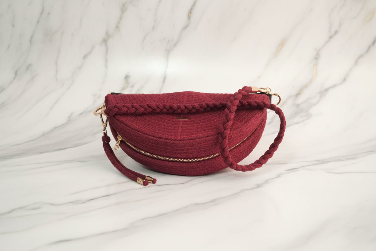 Bolso Luna Roja Burdeos - cuerda de algodón asa trenzada con cierre de cremallera y detalle dorado.