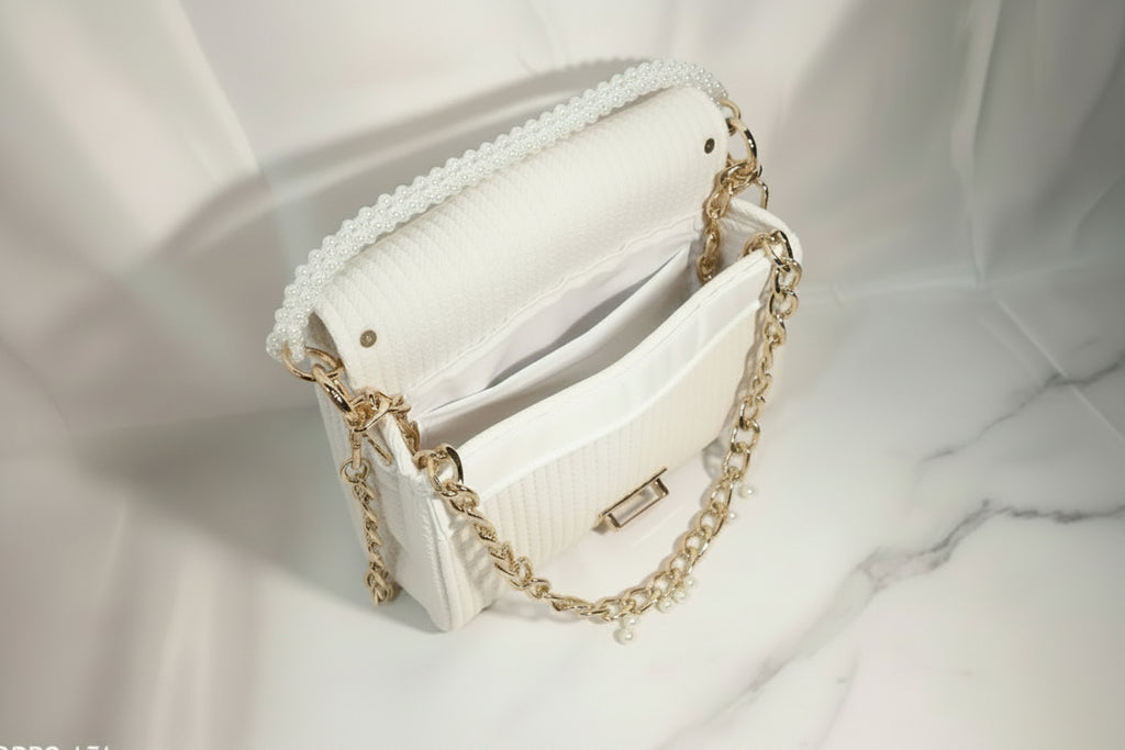 Clutch Media Luna Blanca con Cadena dorada - Garra de gata