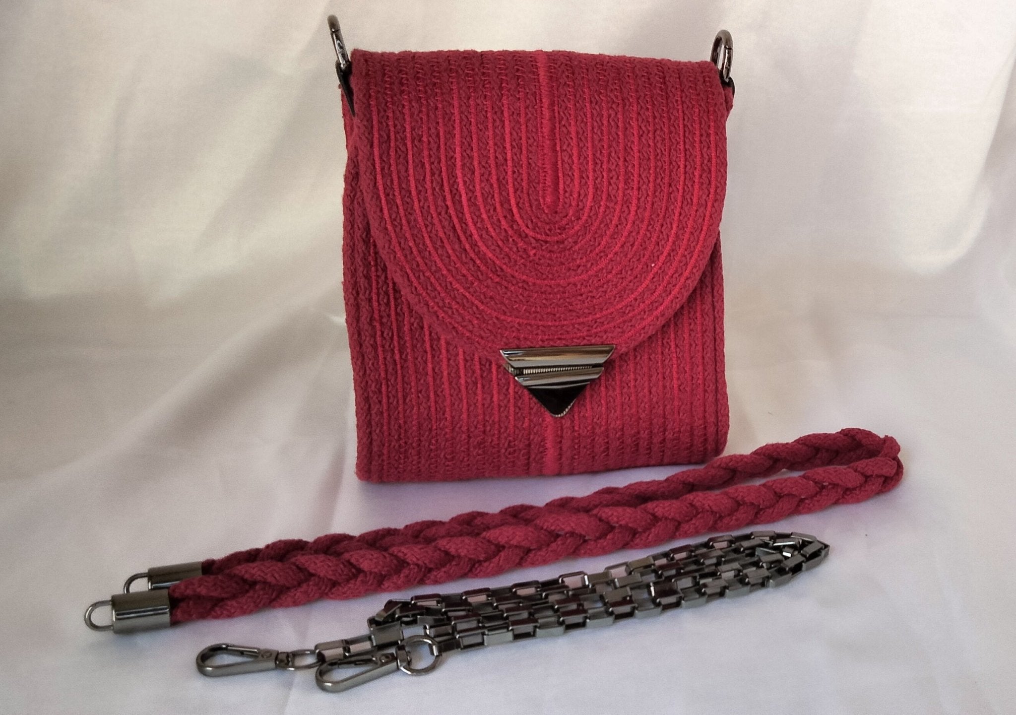 Mini Bolso Rubí artezanal de cuerda de algodón con correa trenzada y cadena metálica.