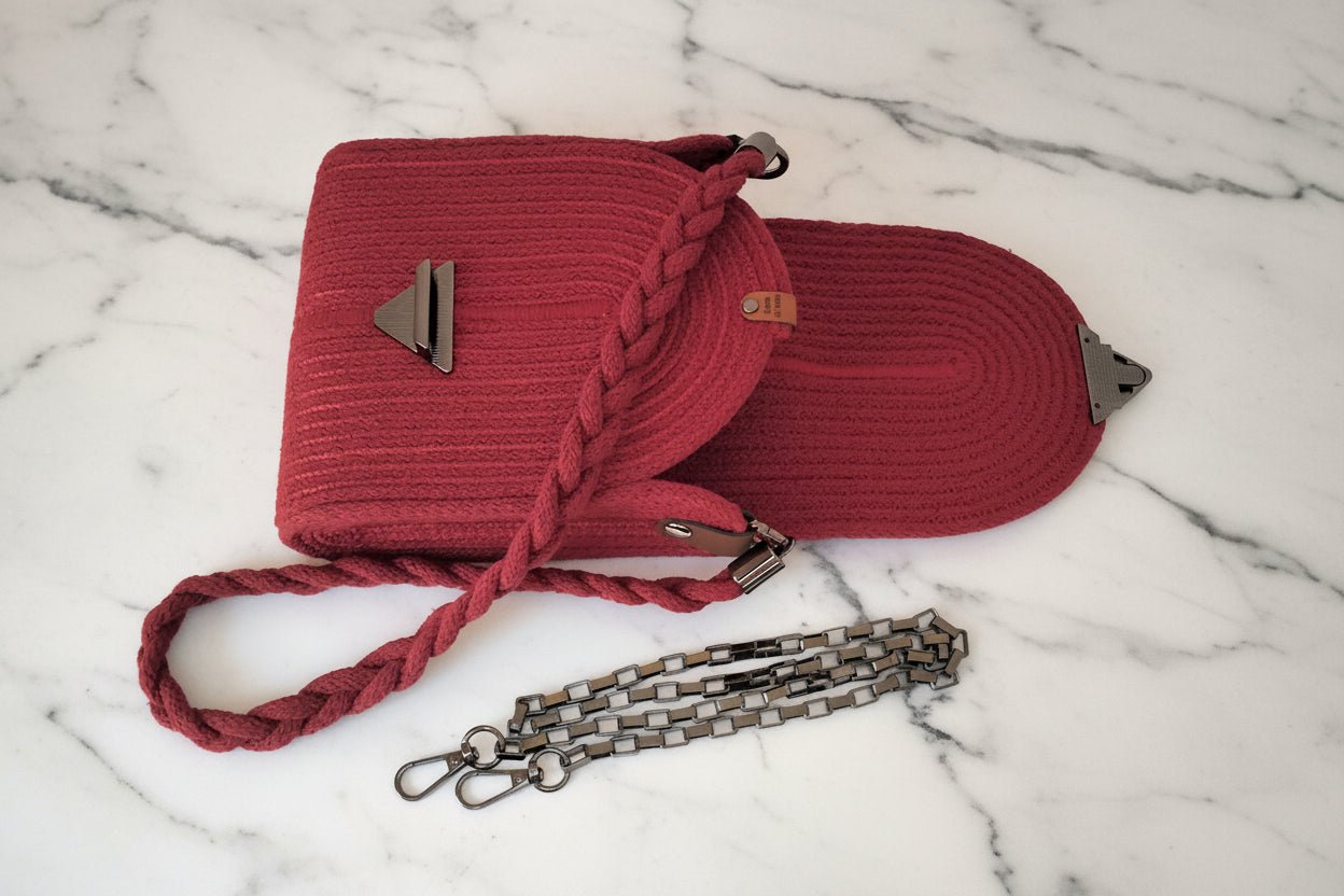 Mini Bolso Rubí artesanal abierto con correa trenzada y cadena metálica.