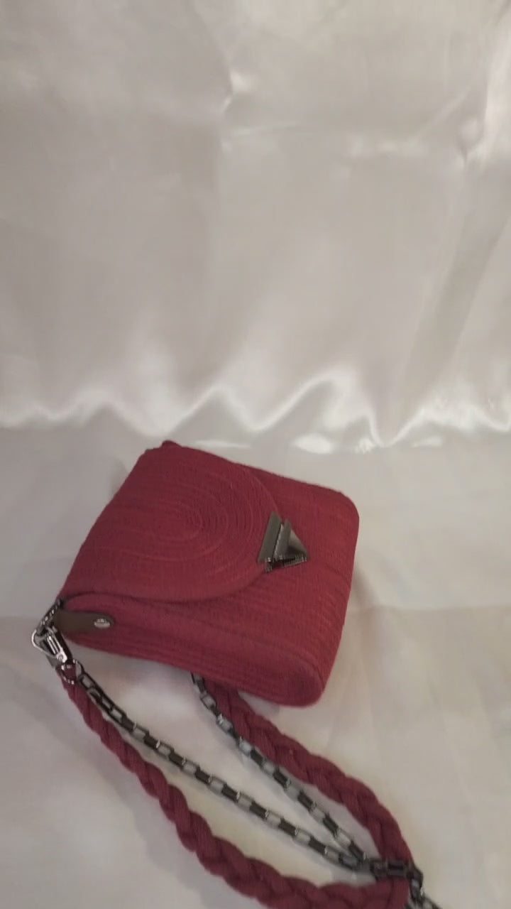 Video bolso Rubí enseñando los detalles y lo que cabe dentro del de color rojo asa trenzada y cadena plateado 
