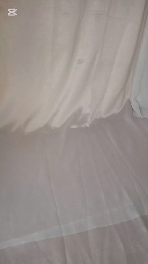 video enseña detalles sobre el bolso aura verde con asa ajustable y cierre dorado
