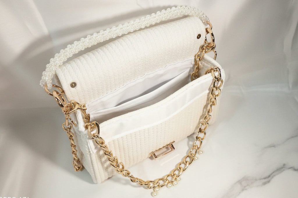 Clutch Média Luna perla cadena dourada