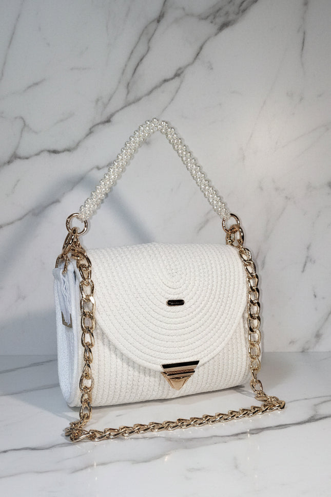 Clutch Média Luna perla cadena dourada