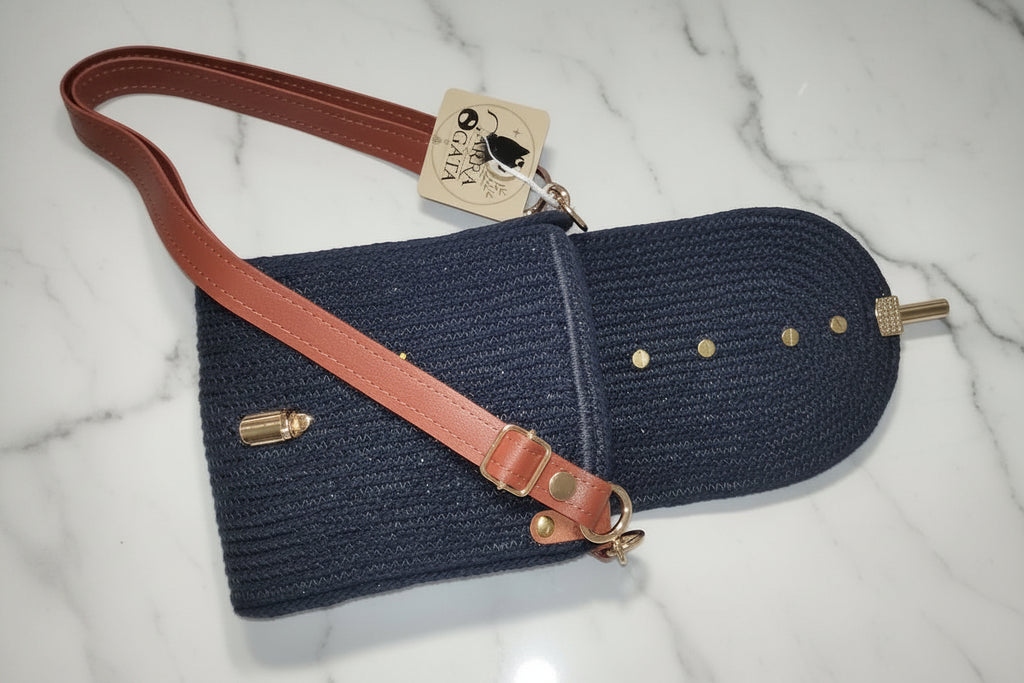 bolso negro con correa de cuero de sintético detalles de cierre dorado y brillo lentejuelas 