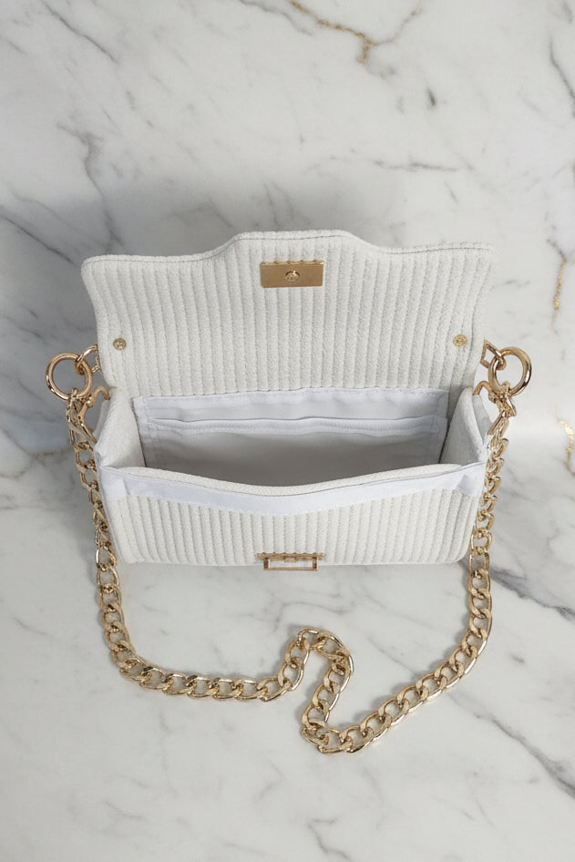 Clutch Média Luna perla cadena dourada
