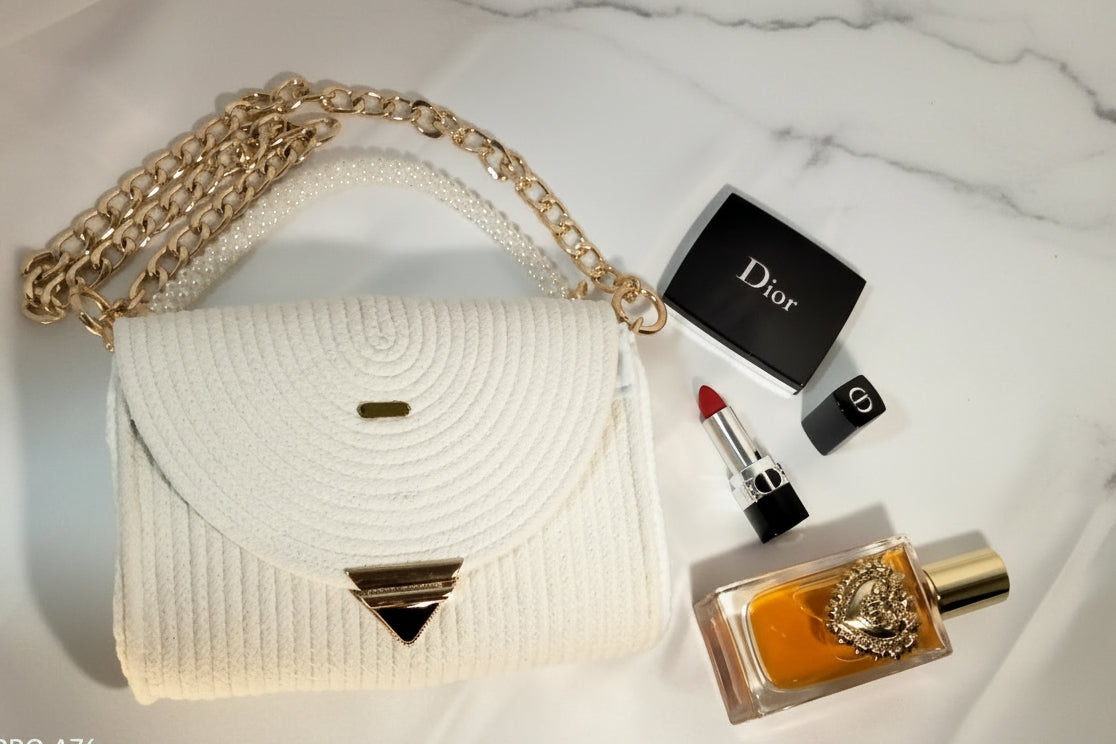 Clutch Média Luna perla cadena dourada