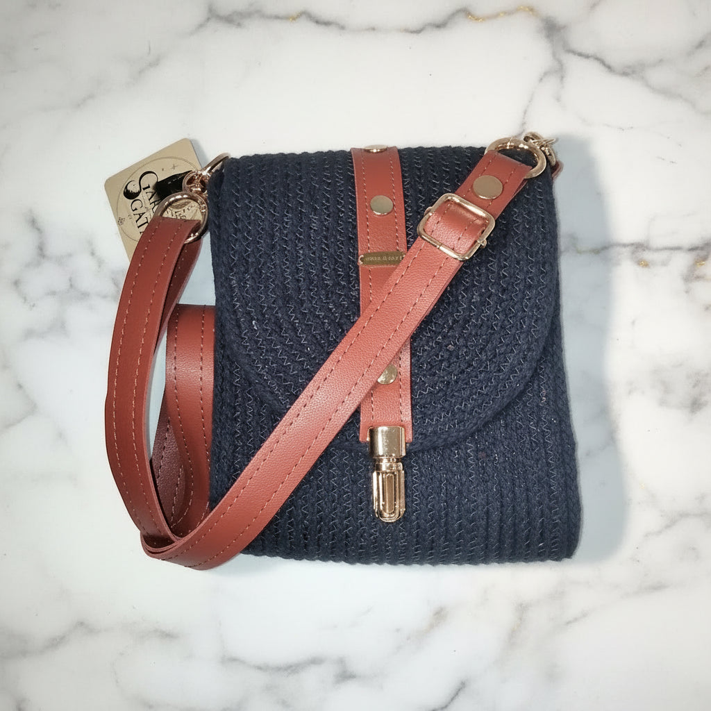 bolso  hecho a mano costura de zigzag con detalles lentejuelas asa de cuero sintético ajustable con cierre magnético dorado. 